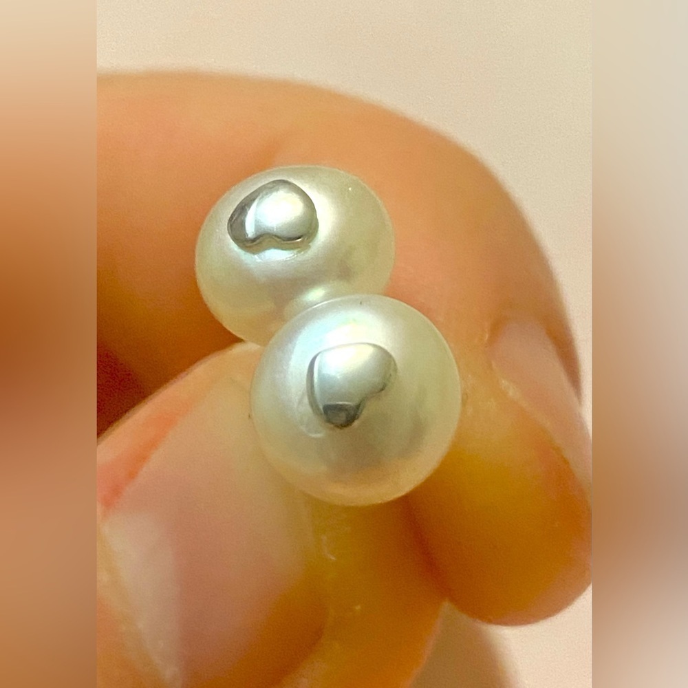 Elegant Pearl Stud Earrings with Silver Heart ❤️ - Picture 4 of 6